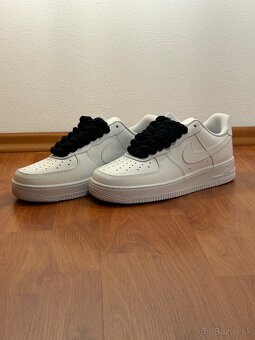 Nike Air Force 1 - Biele s čiernymi šnúrkami - 2