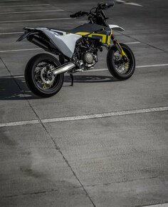 Husqvarna 701 supermoto - 2