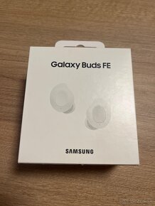 Bezdrotove sluchatka samsung buds FE biele - 2