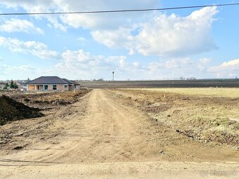 MAĎARSKO - ENCS STAVEBNÝ POZEMOK  1.000 M2, VŠETKY IS. - 2