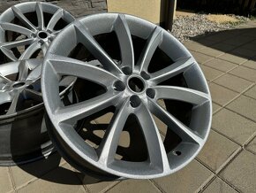 Disky R19 5x108 8,5Jx19CH ET49 - 2