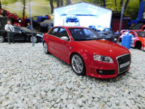 model auta Audi RS4 B7 sedan červená farba Otto mobile 1:18 - 2