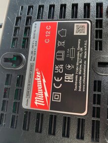 MILWAUKEE M12™ NABÍJAČKA - 2