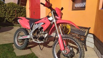 Predám Hondu crf 450 r, Moto má ŠPZ. - 2