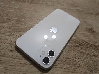 Iphone 11 64gb ma len bezne znamky pouzivania na displeji je - 2