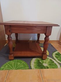 Drevený  stolík 60×60 cm - 2