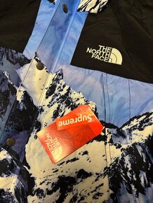 Supreme x THE North Face bunda - 2