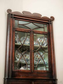 Gregoriánská rohová vitrína / knihovna 19. století - 2