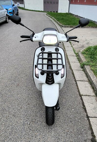 Vespa Sprint 125 - white & black edition, Akrapovič Slip-On - 2