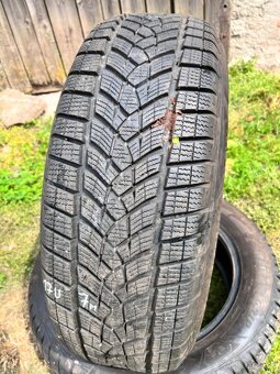 2ks. 215/60 R17 zimní pneu GoodYear - vzorek 7mm - 2