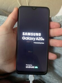 Samsung A20e pekný stav - 2