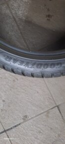 235/40R19 - 2