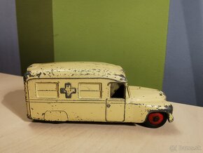 Dinky toys Benz Ambulancia - 2