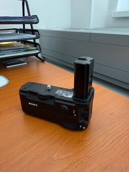 Sony VG-C3EM Vertical Battery Grip - 2