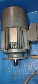 Motor 1,1 KW 1400 ot. 220/380 V. 20€ - 2