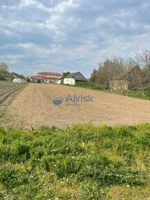 Slnečný pozemok v tichej lokalite len 14km od Šale - 2