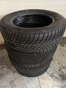 Bridgestone 215/65 r17 - 2