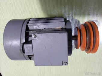 Asynchrónny motor s remenicou MEZ Mohelnice 3AP71-4, 370 W, - 2