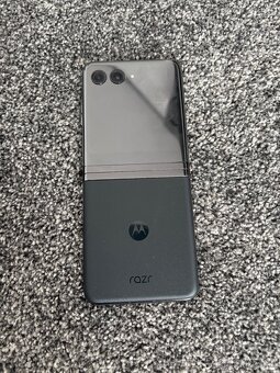 Motorola razr v40 ultra - 2