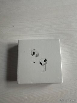 Apple AirPods (3. generácie) s MagSafe nabíjacím puzdrom - 2