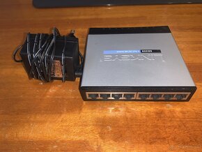 8 portový switch Linksys SD208 - 2