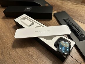 Apple watch Nike edition 44mm + 3 naramky - 2