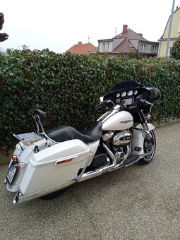 Harley - Davidson FLHXS Street Glide - 2