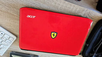 Starší imidžový notebook Acer Ferrari - zachovalý - 2