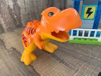 Predám Lego DUPLO 10880 - Jurassic World - T-Tex a Veža - 2