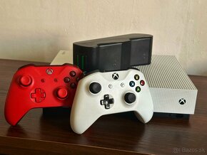 Xbox One S 500gb + 2x joystick + nabíjacia stanica - 2