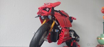 LEGO Technic Ducati Panigale V4 R 42107 - 2