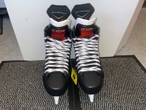 Brusle CCM JetSpeed FT 390 vel. 8.5 / 44 - 2