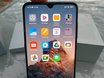 Mobilní telefon Xiaomi Mi 9 / 6GB RAM / 128GB Uložiště / - 2