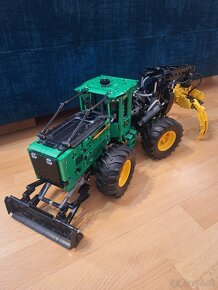 LEGO Technic 42157 Lesný traktor John Deere - 2