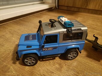 Policajné Land Rover s prívesom - Bruder 2588 - 2