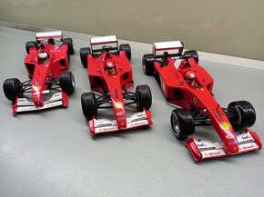 3x F1 FERRARI F2001 a F399 SCHUMACHER HOTWHEELS 1:18 - 2