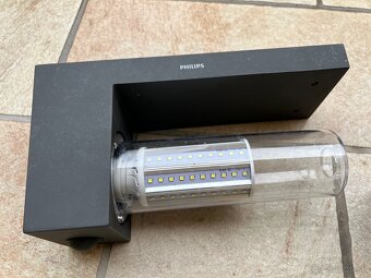 Vonkajsie osvetlenie Philips s PIR a LED ziarovkami - 2