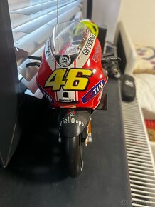 Maisto 1/12 Classic 2011 Ducati Desmosedici Valentino Rossi - 2