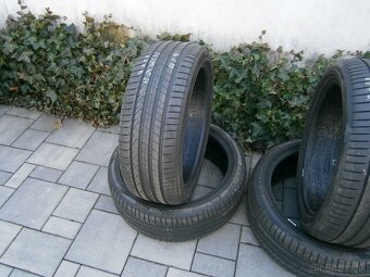 Predám 4x letné pneu Pirelli 2x 235/45 R21 a 2x 255/40 R21 - 2