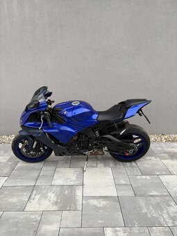 Yamaha R1 - 2