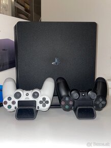 PS4 Slim 1 TB + 2 ovládače + stojan - 2