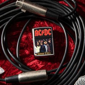 Zapaľovač s motívom AC/DC . - 2