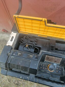 Dewalt tough vozik s radiom - 2