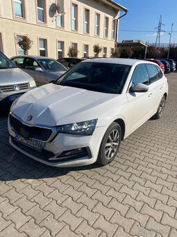 Škoda Scala malo poškodená - 2