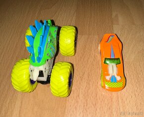 Hot Wheels - svietiace v tme - autíčko a monster truck - 2