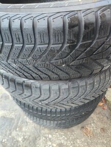 Zimné pneu Yokohama 215/65 R17 cca 6mm - 2