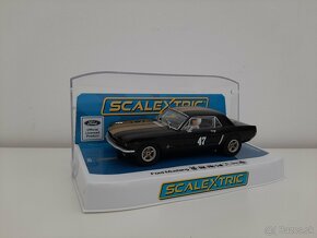 Scalextric autíčka 1:32 na autodráhu - 2