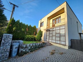 RD s rovnou strechou po čiastočnej rek., poz.430 m2, Bojná. - 2