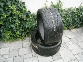 Predám 2x zimné pneu Michelin 305/35 R21 104VXL - 2