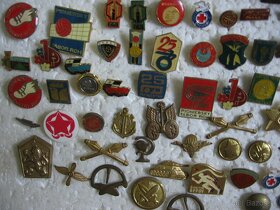 Ponuka: zbierka starých rôznych odznakov 1 (pozri fotky): - 2